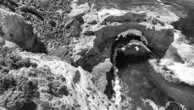 Great Ocean Road boyunca Arch siyah ve beyaz havadan görünümü, 