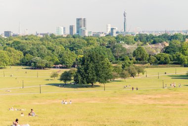 Londra - 10 Mayıs 2015. Turistler Primrose Hill Parkı sakin ol. Lon