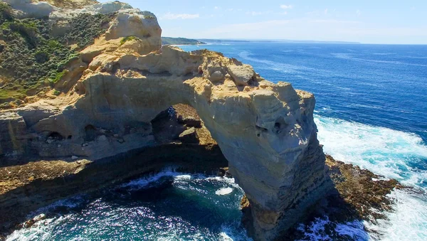 Ο σχηματισμός βράχου Αρχιεπισκόπου κατά μήκος του Great Ocean Road, Αυστραλία. Aeri — Φωτογραφία Αρχείου