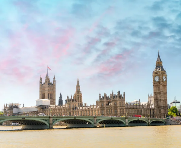 Pamětihodností Londýna podél řeky Temže, Velká Británie — Stock fotografie