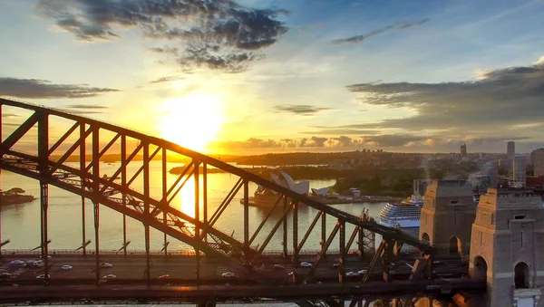在日出，澳大利亚的悉尼港湾大桥鸟瞰图 — 图库照片
