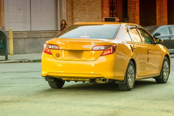 Yellow cab in NYC. Taxi along Manhattan street — Stock Photo, Image