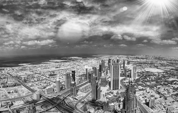 Vue panoramique en noir et blanc sur les gratte-ciel de Dubaï, EAU — Photo