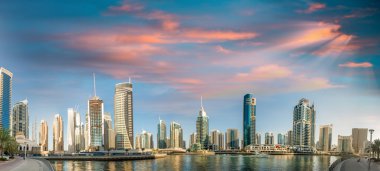 Dubai Yat Limanı gökdelenler, United Emirlikleri üzerinden günbatımı