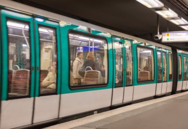 Metro tren bir Paris istasyonunda, Fransa