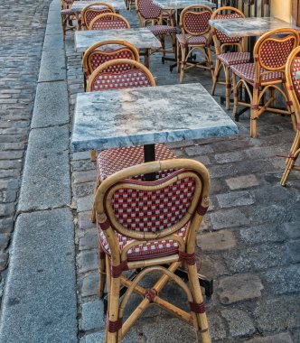 Montmartre sandalyeler ansd tablolar. Romantik sokak Paris