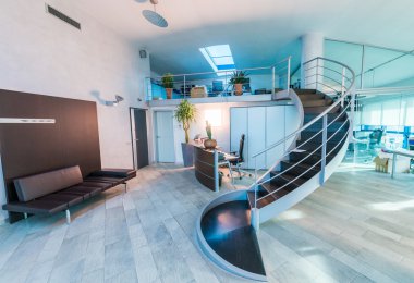 Modern bir ofis merdiven. İş kavramı