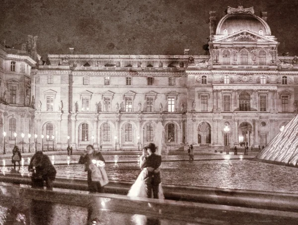Vintage θέα στο Παρίσι με τους εραστές που αγκαλιάζουν — Φωτογραφία Αρχείου