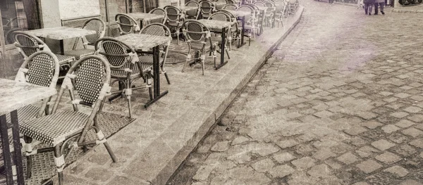 Outdoor restaurant tables in Paris, vintage view — Stock Photo, Image