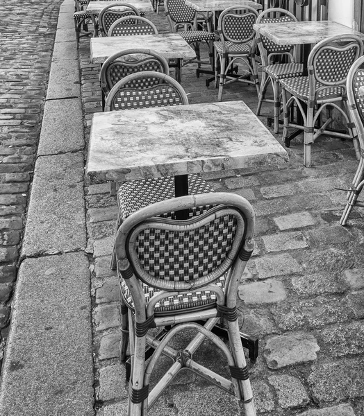 Cadeiras mesas ansd de Montmartre. Rua romântica de Paris — Fotografia de Stock