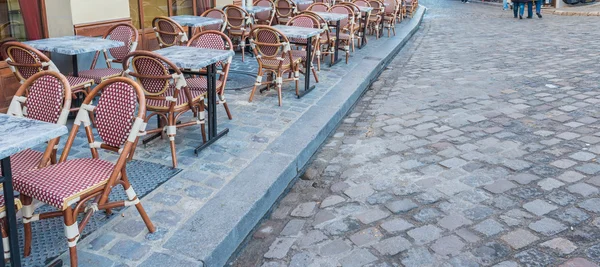 Stoelen lavabo tabellen van Montmartre. Romantische straat van Parijs — Stockfoto