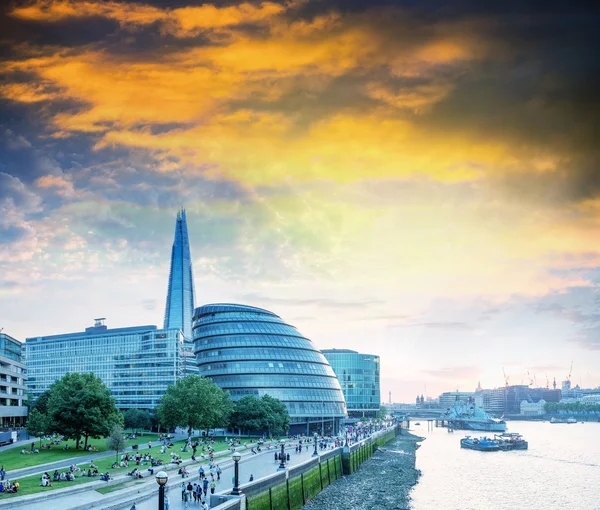 Londons solnedgång silhuett längs floden Thames — Stockfoto