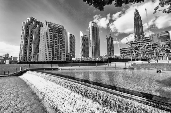 DUBAI, EAU - 22 NOVEMBRE 2015 : Skyline de la ville et bâtiments. Duba — Photo