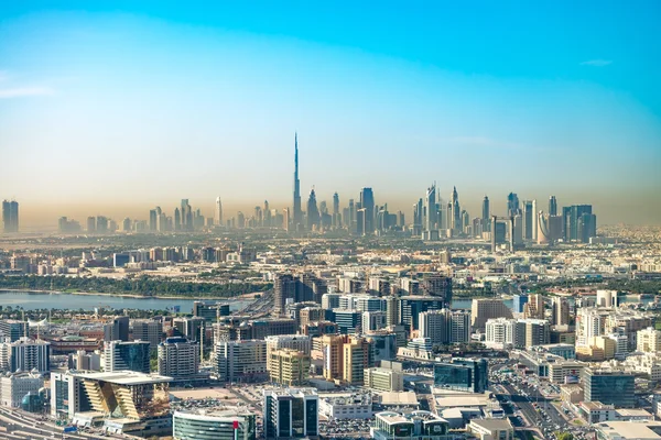 Dubai, Ηνωμένα Αραβικά Εμιράτα. Υπέροχη πόλη στον ορίζοντα σε ένα πανέμορφο τ — Φωτογραφία Αρχείου