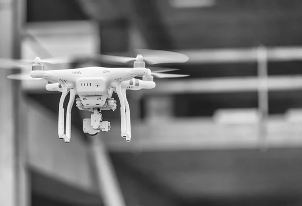 Vermessungsbaustelle mit industrieller Drohne — Stockfoto