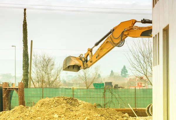 Escavator på en byggarbetsplats — Stockfoto