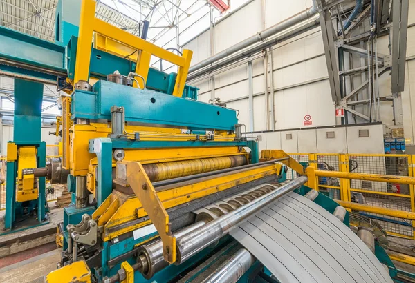 Koudgewalste stalen spoel op decoiler van machine in metaalbewerking manuf — Stockfoto