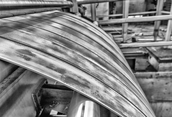 Bobina de aço laminada a frio no desbobinador da máquina no manual de metalurgia — Fotografia de Stock