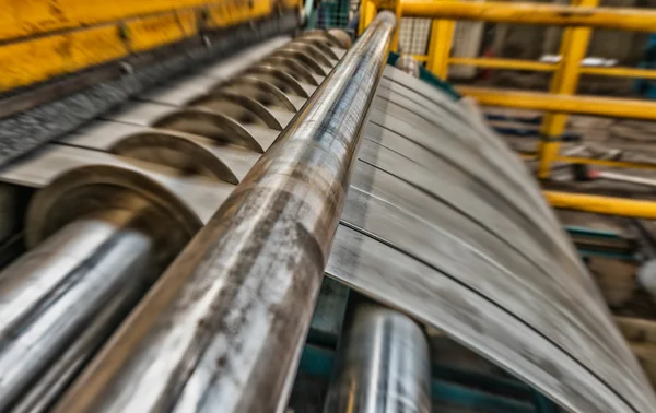 Bobina d'acciaio laminata a freddo sullo svolgitore della macchina nel manuf della lavorazione dei metalli — Foto Stock