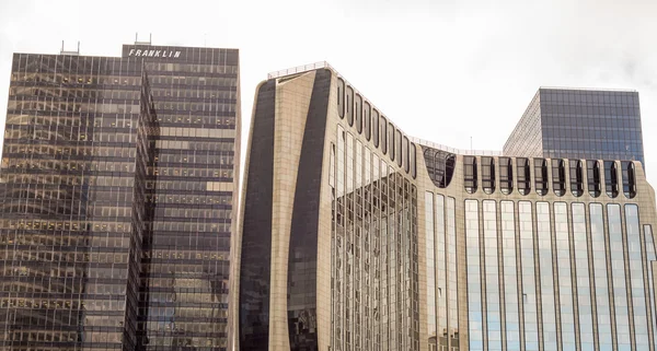 PARIS - NOVEMBRO 22, 2012: Edifícios de La Defense. La Defense não é — Fotografia de Stock