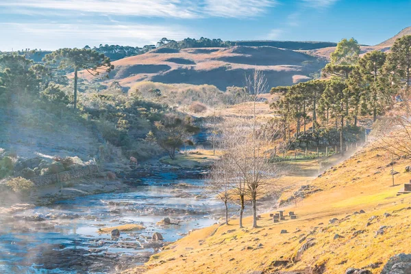 Landelijk Winterlandschap Met Vorst Aan Zijrivier Velden Van Bergketen Van — Stockfoto