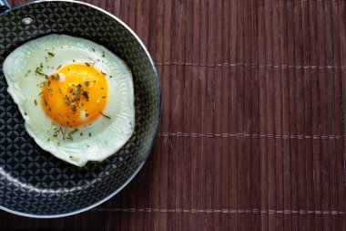 Bambu masasında kızarmış yumurtalı tava..