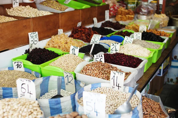 Fruits secs et noix sur le marché libre — Photo