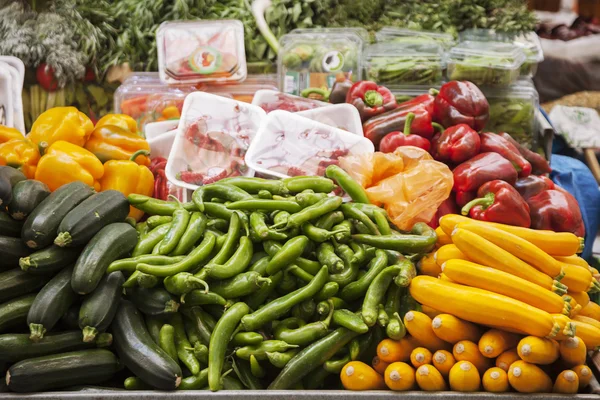 Zelenina na trhu s potravinami — Stock fotografie