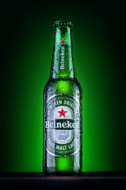 Orhei, Moldova - 4 Haziran 2020: Yeşil arka planda bir şişe Heineken Lager Birası. Heineken, Heineken International 'ın sancak gemisi.