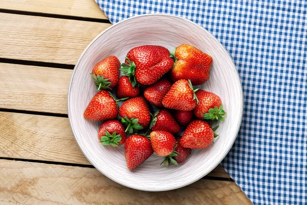 Heerlijke Sappige Aardbeien Plaat Met Houten Ondergrond — Stockfoto