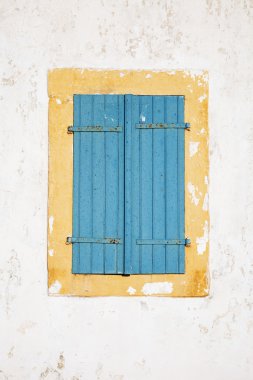 Kapalı panjurlu eski pencere