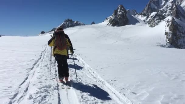 Esquí montañistas caminando sobre un glaciar en el macizo del Mont Blanc, Chamonix, Francia, Europa — Vídeos de Stock