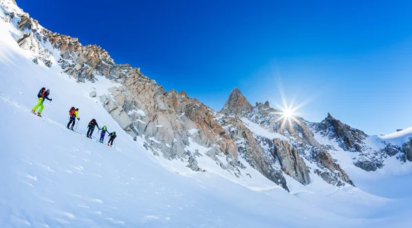 Chamonix, Frankreich - 19. März 2016: Eine Gruppe Bergsteiger auf dem riesigen Gletscher im Montblanc-Massiv, dem höchsten Berg Europas. — Stockfoto