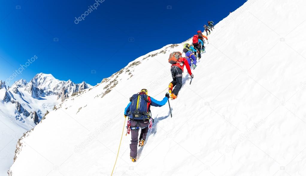 Chamonix France 19 Mars 2016 Un Groupe Dalpiniste