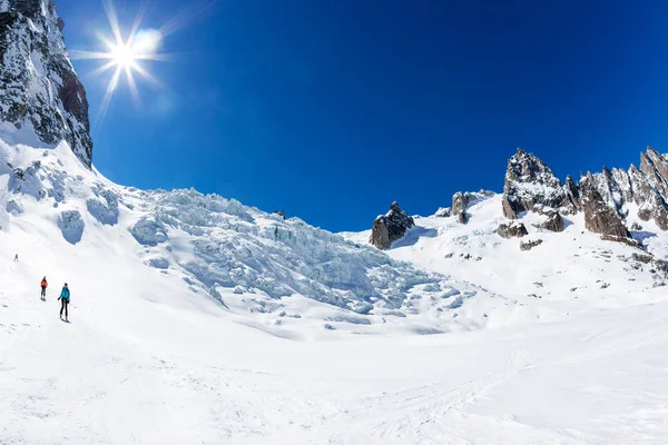 Chamonix, Frankrijk - 19 maart 2016: een groep skiërs gaan bergafwaarts voor de gigantische icefall van Valle Blanche. Mont Blanc, Chamonix, Frankrijk, Europa. — Stockfoto