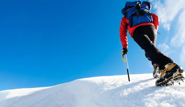 一名登山者到达顶部的一座雪山。概念 ︰ 勇气、 毅力、 努力、 成功实现自我。勃朗峰，夏蒙尼法国. — 图库照片