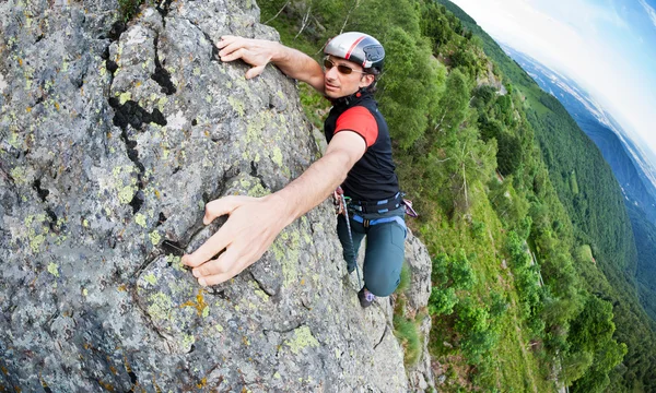 Un free-climber raggiunge la cima di una parete rocciosa. Concetto: coraggio, successo, perseveranza, sforzo, autorealizzazione. Alpi italiane, Italia . — Foto Stock