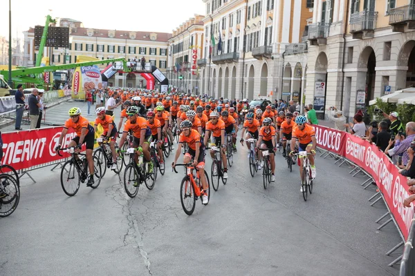 CUNEO, ITALIE - 10 JUILLET 2016 : un groupe de cyclistes au départ o — Photo