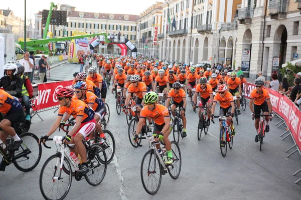 Cuneo, Italië - 10 juli 2016: een groep van fietsers op de start-o — Stockfoto