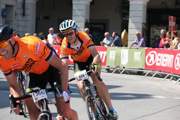 Cuneo, Italien - 10 juli 2016: en grupp cyklister komma fram till den — Stockfoto