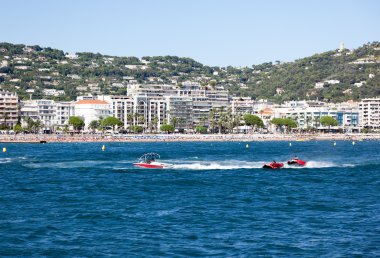 su sporları: insanlar tarafından bir motorbot çekti towables eğleniyor