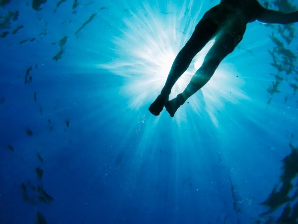 Hombre descendiendo bajo el mar — Foto de Stock