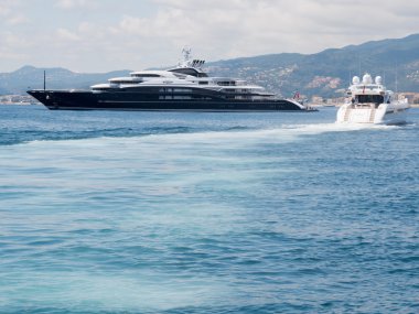 Cannes, Fransa - Ağustos 13: dev lüks yacth frenc içinde demirli