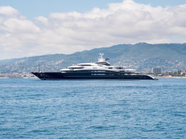 Cannes, Fransa - Ağustos 13: dev lüks yacth frenc içinde demirli