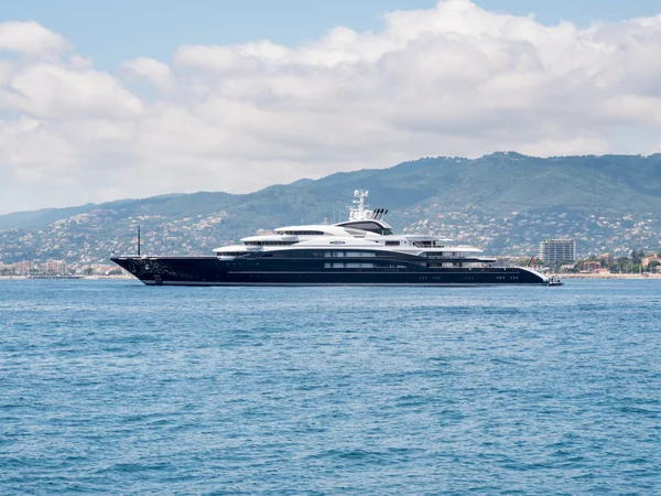 Cannes, Fransa - Ağustos 13: dev lüks yacth frenc içinde demirli