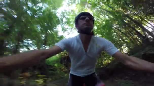 骑自行车的人骑着一辆山地自行车，在森林里 — 图库视频影像
