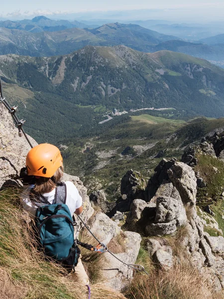 Arrampicata sportiva: giovane ragazzo caucasico si riposa osservando il m — Foto Stock