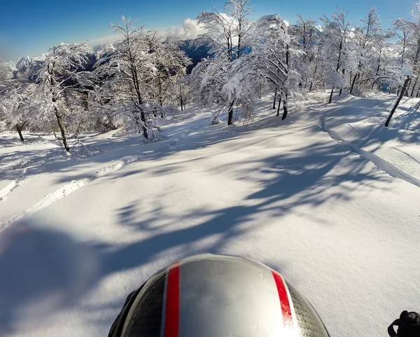 Σκι στο φρέσκο χιόνι. POV χρησιμοποιώντας δράσης κάμερα στο κράνος — Φωτογραφία Αρχείου