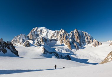 Kayak dağcıların Vallee Blanche buzul çıkmak. Adam içinde