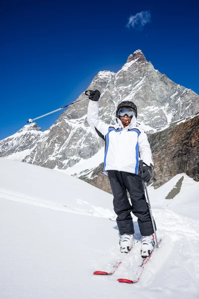 Rapazinho pronto para ir esquiar. No fundo o Matterhorn — Fotografia de Stock